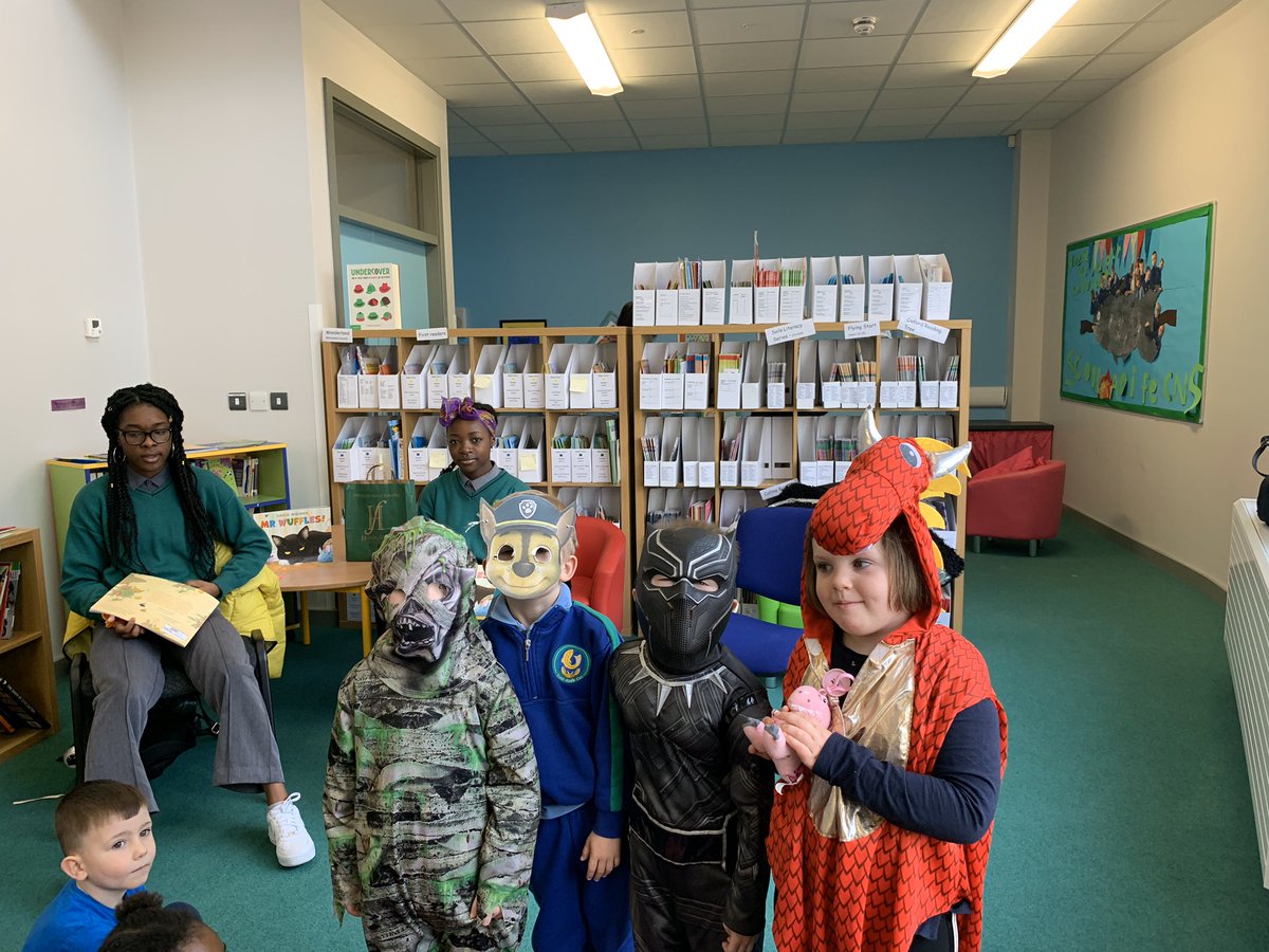 staidanscslib's tweet image. Celebrating #WorldBookDay2020 #reading ‘Mr Wuffles’ #davidwiesner @AoifeCns students dressed in favourite book characters. Big thanks to parents for invitation to read to students today @staidanscs @iBbYIreland @PoetryIrelandEd @jcsplibraries @ddletb @eurostorieska21 @Leargas