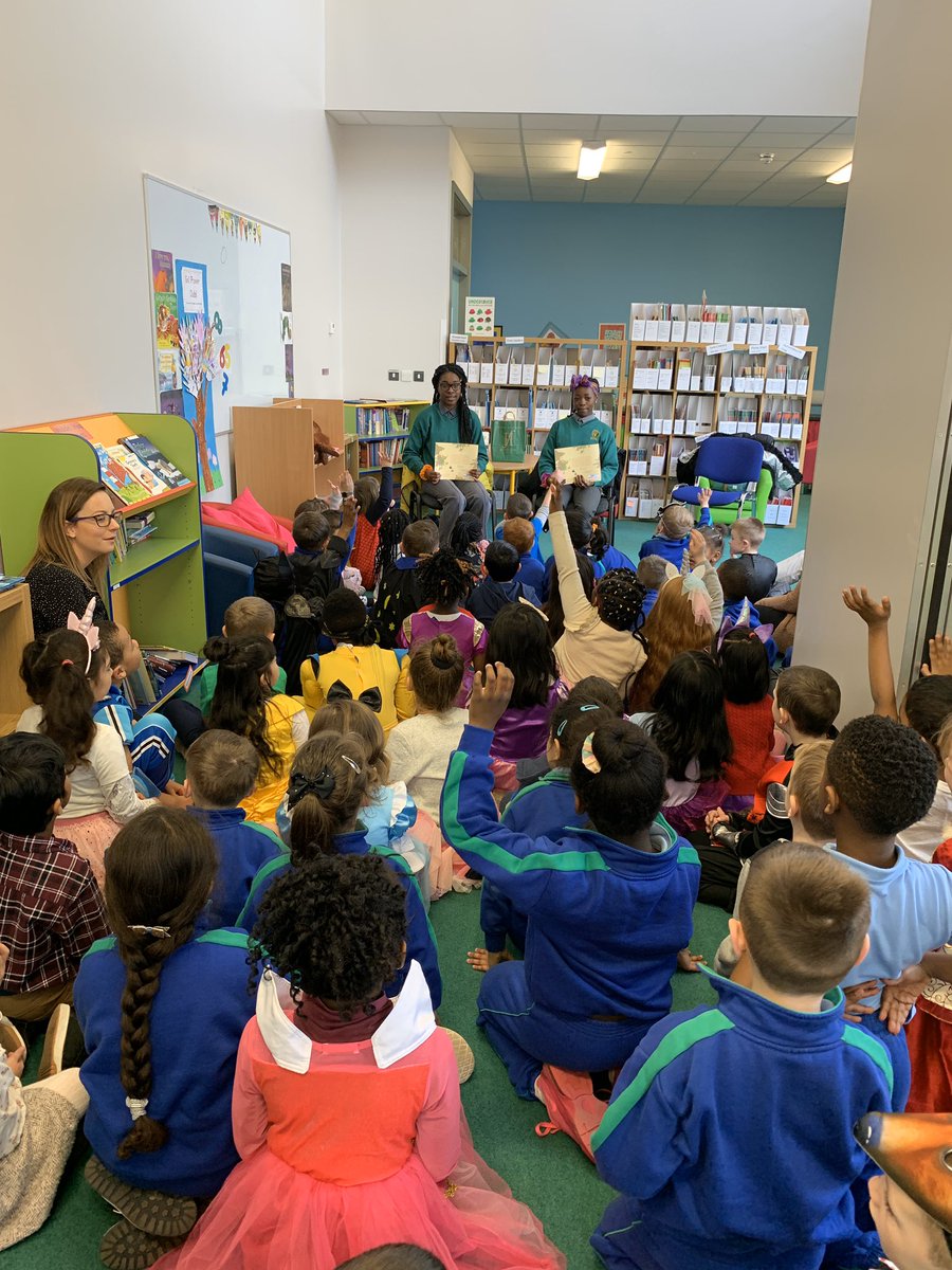 staidanscslib's tweet image. Celebrating #WorldBookDay2020 #reading ‘Mr Wuffles’ #davidwiesner @AoifeCns students dressed in favourite book characters. Big thanks to parents for invitation to read to students today @staidanscs @iBbYIreland @PoetryIrelandEd @jcsplibraries @ddletb @eurostorieska21 @Leargas