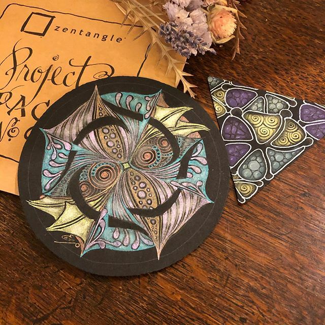 Emiko_K_28's tweet photo. #zentangle #pp08 day5 #prestrungzendala #tangle #pendrawing #patternart #gellyrollmoonlight new colors #relaxing #enjoy #meditation #ゼンタングル #プロジェクトパック08 #パターンアート #ペン画 #楽しもう #リラックス #瞑想 #マインドフルネス https://t.co/6iCH1ANrEh https://t.co/oVw65lOh8g