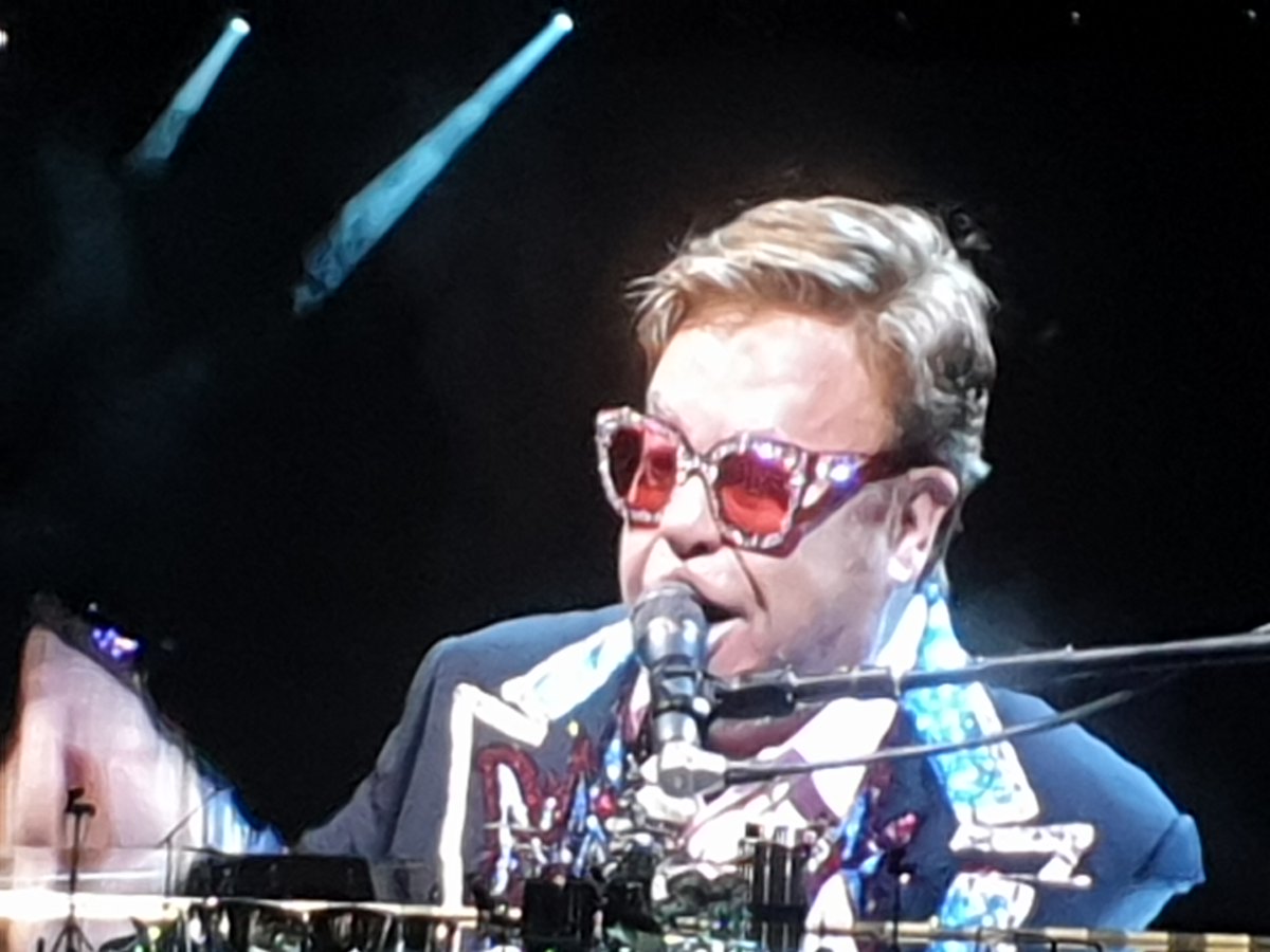 crazyamanda693's tweet photo. @eltonofficial Thank you for an amazing farewell tour! #farewellyellowbrickroad #sunshinecoast
#amazing https://t.co/y3In4xTH6C