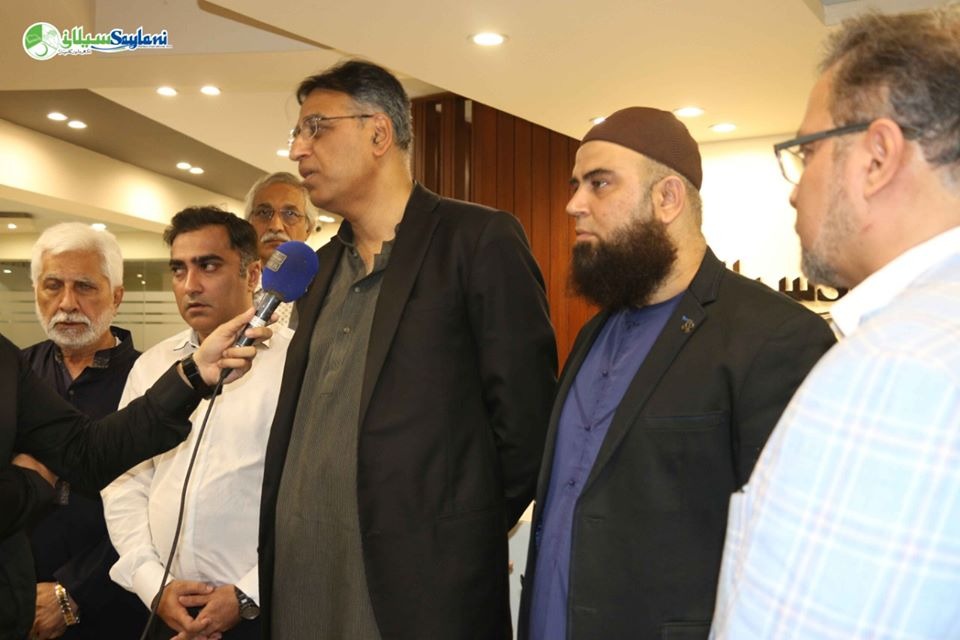 GFS_Builders's tweet photo. The CEO of GFS Builders &amp; Developers receiving certificate from Federal Minister for Planning and Development, Mr. Asad Umer, at the certification ceremony of I.T students in the SMIT initiative, hosted by Saylani Welfare International Trust. https://t.co/GCpp421GGY