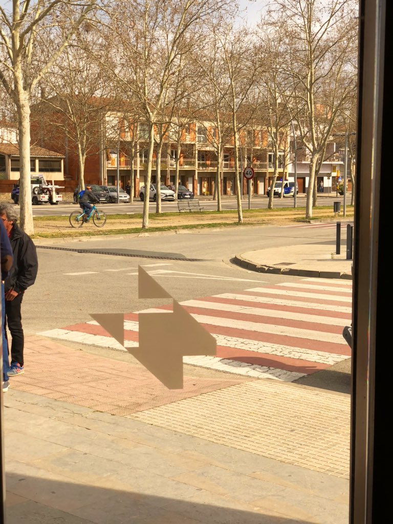 moismartorell's tweet photo. Felicitats @ViladeSalt se’m mort l’Àvia,estem al tanatori,ens avisen que la @PoliciadeSalt està posant multes,vaig a retirar el cotxe parlo amb el poli però la multa no la treu! #boncor #amabilitat #recaptatoris @vinasxifra  @tonividalsastre https://t.co/GElRJWkozF