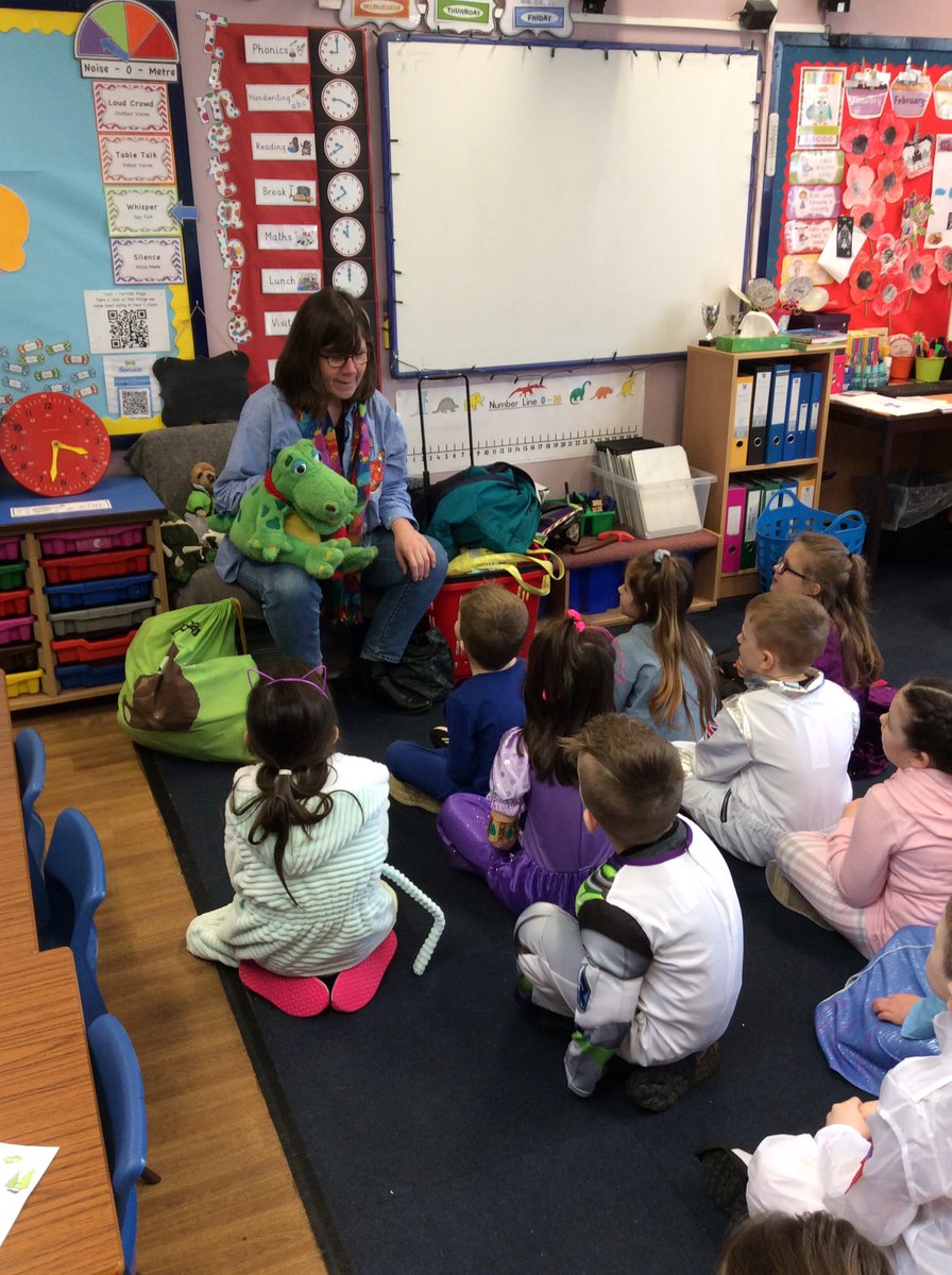 mwcpy1's tweet photo. Year 1 have had a visitor this morning to read some stories for World Book Day! #mwcpread @HaltonLibraries https://t.co/G7pcWf9lzR