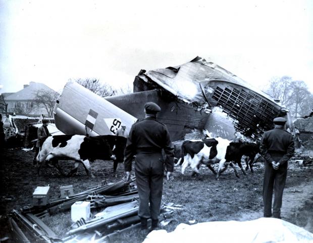 Thememorialmob's tweet photo. #ThursdayThoughts
Are with the family, friends and comrades of the #SuttonWick aircraft crash of 1957.
That happened at this time on the 5th of March 1957.
Gone but not forgotten
@bbc3cr @BBCSouthNews @itvmeridian @JACKfmOxford @AbingdonFayre @AbingdonValeCC @tvpsouthandvale https://t.co/Bx0nH9ENGF