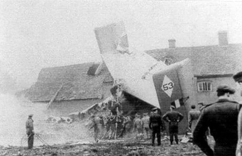 Thememorialmob's tweet photo. #ThursdayThoughts
Are with the family, friends and comrades of the #SuttonWick aircraft crash of 1957.
That happened at this time on the 5th of March 1957.
Gone but not forgotten
@bbc3cr @BBCSouthNews @itvmeridian @JACKfmOxford @AbingdonFayre @AbingdonValeCC @tvpsouthandvale https://t.co/Bx0nH9ENGF