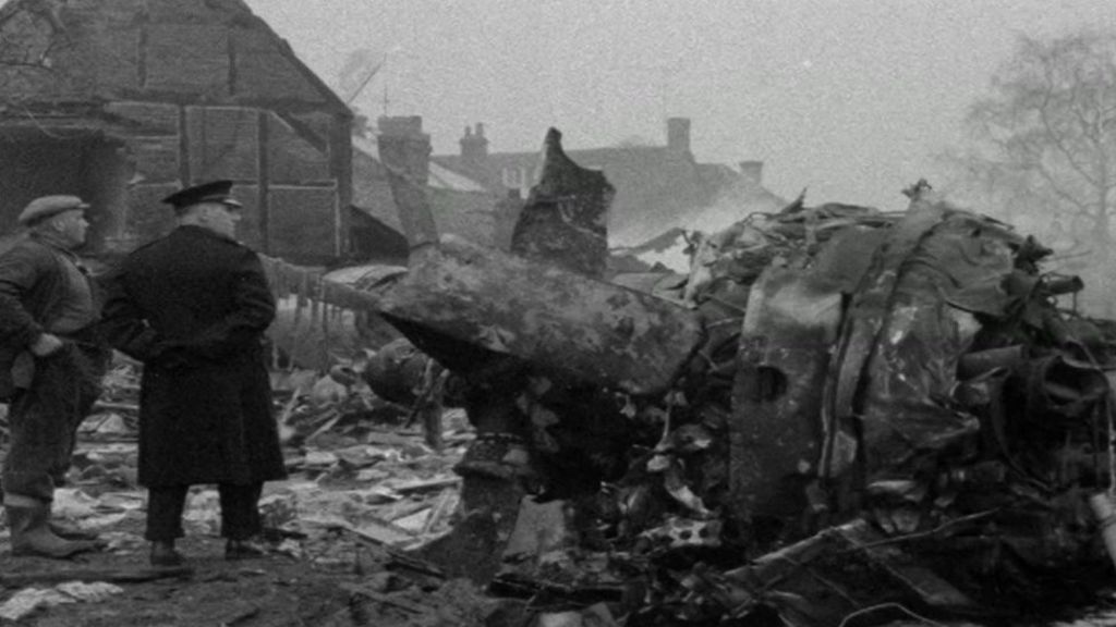 Thememorialmob's tweet photo. #ThursdayThoughts
Are with the family, friends and comrades of the #SuttonWick aircraft crash of 1957.
That happened at this time on the 5th of March 1957.
Gone but not forgotten
@bbc3cr @BBCSouthNews @itvmeridian @JACKfmOxford @AbingdonFayre @AbingdonValeCC @tvpsouthandvale https://t.co/Bx0nH9ENGF