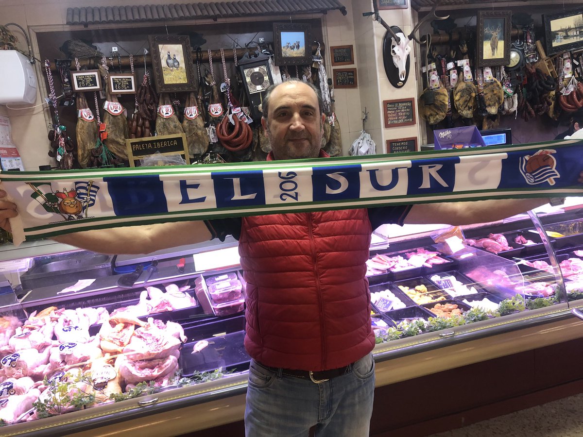 pedrinliria's tweet photo. Hoy en #Sevilla los comerciantes de #Leon13 han recibido la noticia con Alegría y felicidad de la Clasificación para la Final de la #CopaDelRey de la @RealSociedad, #PeñaRealistaElSur, llenemos las calles de #Sevilla de banderas albiazules #GoraErreala. https://t.co/ZQmP5HwWzS