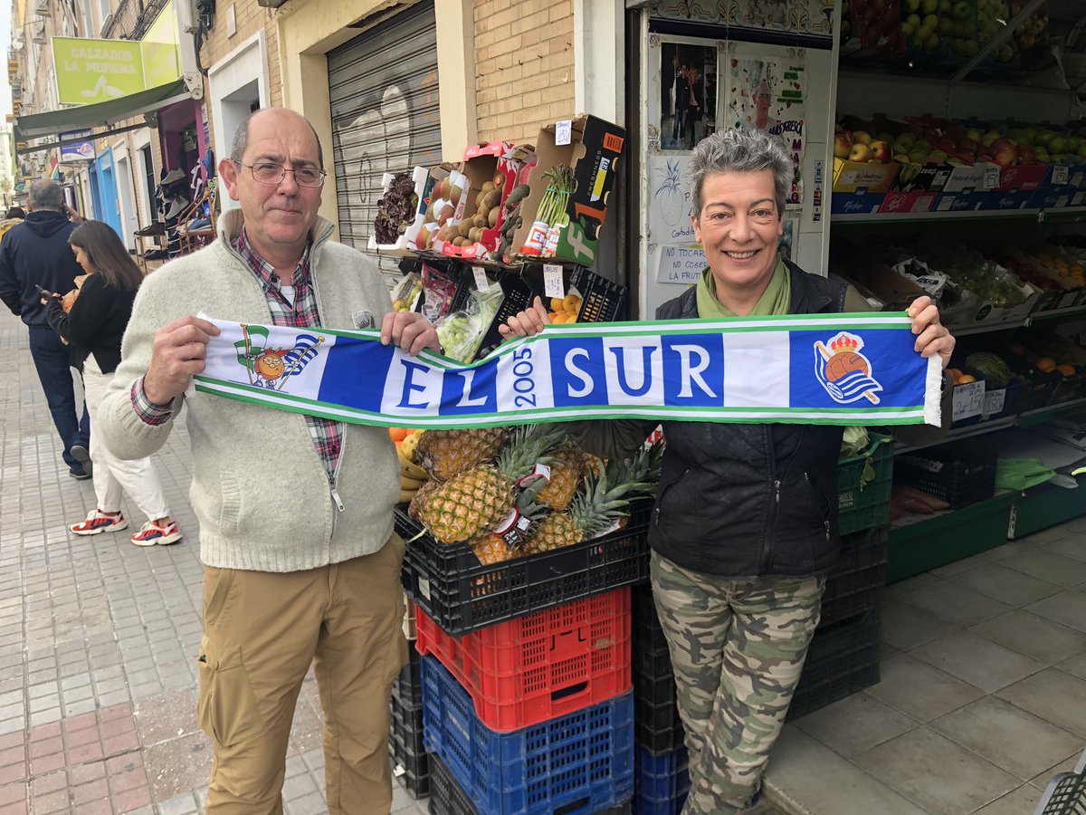 pedrinliria's tweet photo. Hoy en #Sevilla los comerciantes de #Leon13 han recibido la noticia con Alegría y felicidad de la Clasificación para la Final de la #CopaDelRey de la @RealSociedad, #PeñaRealistaElSur, llenemos las calles de #Sevilla de banderas albiazules #GoraErreala. https://t.co/ZQmP5HwWzS