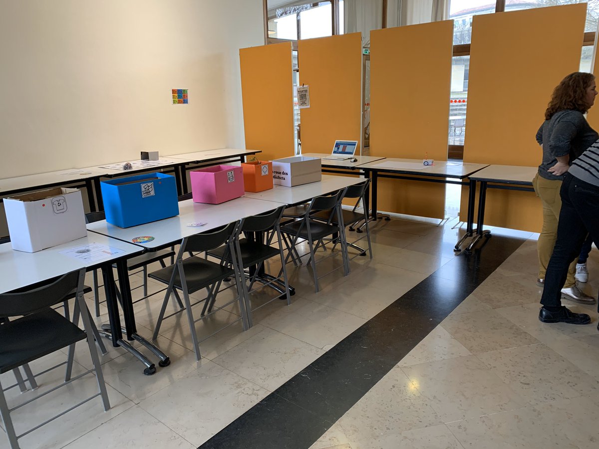 ElodieCamo's tweet photo. Escape game en cours à la @DANEMontpellier avec des #eruns au cours du 1er groupe académique Escape game https://t.co/6gZyoRY9mr