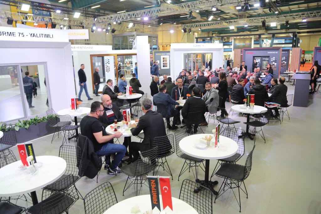 FiratPlastik's tweet image. Avrasya Pencere Fuar&apos;ında 2. gün başladı. Tüm sektör temsilcilerimizi yeniliklerimizle tanışmak için 8. Salon 801 no&apos;lu standımıza bekliyoruz. #avrasyapencerefuarı #tüyap #pencerefuarı