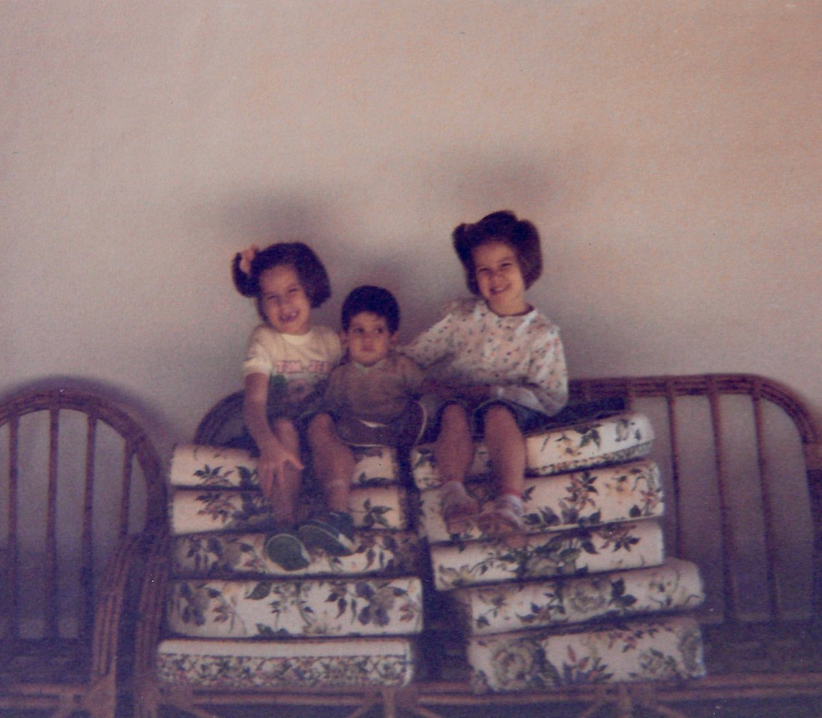 nademes's tweet photo. Y como dice la canción... 🎵
“ ...Aunque no estemos juntos,
estarán los #recuerdos,
que con sólo quererlo,
volverás a vivirlos... “

#InfanciaFeliz #TBT #LaVidaEsBella 🥰 https://t.co/HStiBm6ejM