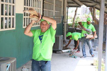 TReporta's tweet photo. Privados de libertad del programa #Extramuro colaboran con la limpieza del Instituto América. @PenitenciarioPA #TReporta https://t.co/cfN78e6GEe