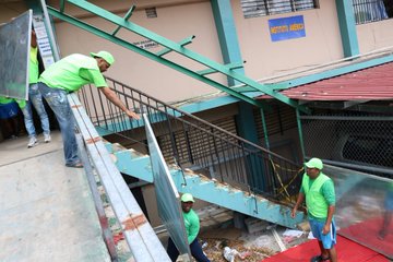 TReporta's tweet photo. Privados de libertad del programa #Extramuro colaboran con la limpieza del Instituto América. @PenitenciarioPA #TReporta https://t.co/cfN78e6GEe