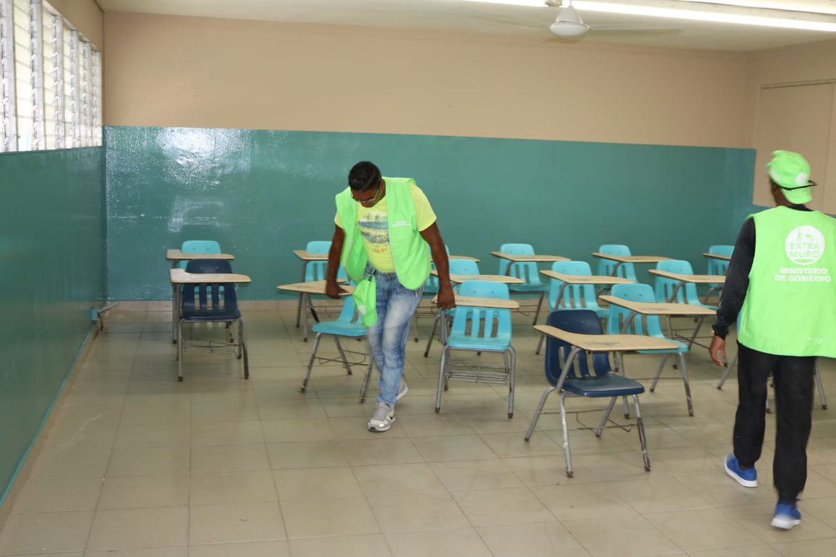 PenitenciarioPA's tweet photo. Privados de libertad del programa de resocialización #Extramuro colaboran con la limpieza en el Instituto América, contribución que aportará para que este colegio inicie clases el próximo lunes #UnidosLoHacemos https://t.co/pNeMP8c0B8