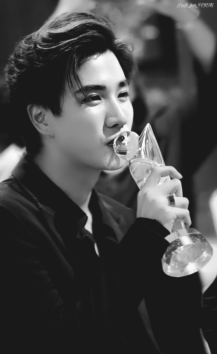 slj_1987's tweet photo. หวังว่าจะชอบ^^ของขวัญ^^ที่ทุกคนตั้งใจทำให้เพิร์ธนะคับ..ยินดีด้วยอีกครั้ง..🖤
#KDPPE
#PerthTanapon
#ProudOfUPerth https://t.co/VDRa7PXMs1