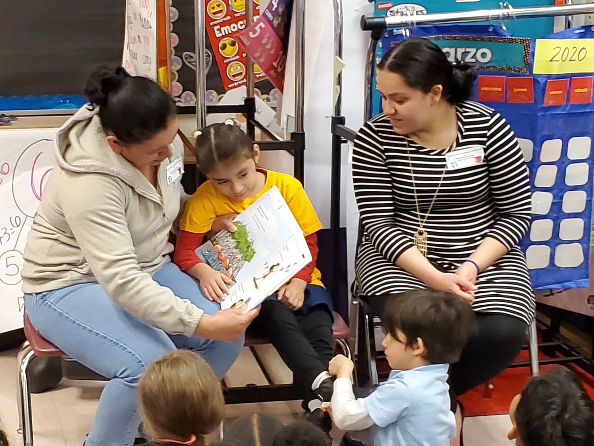BKinderDLI's tweet photo. Happy Read Across Benteen Bilingual Week! Parte 3.Madres leyendo en español a nuestros estudiantes. @docdrewlovett @SoontobeEdD @apslat @benteenmc 
#wearebenteen
#somosbenteen https://t.co/1DIFWc7fYw