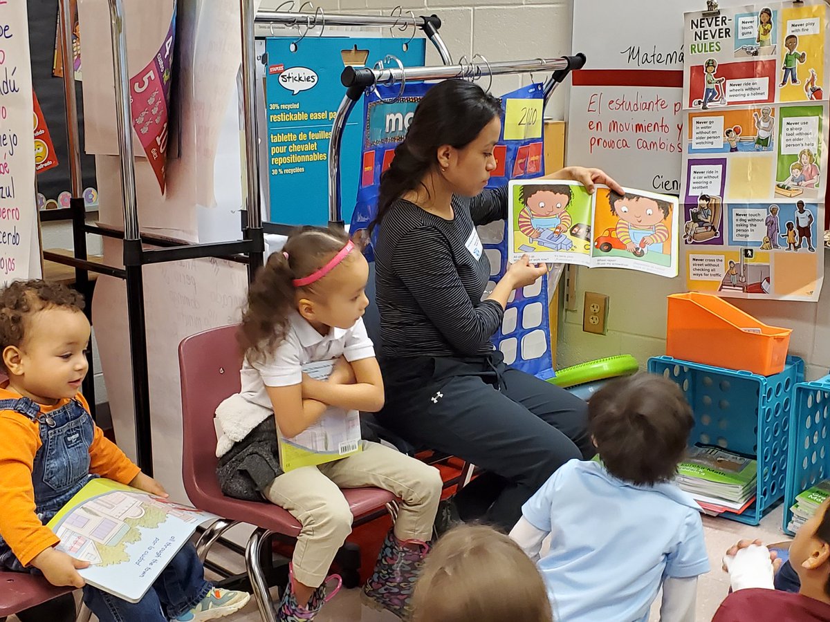 Happy Read Across Benteen Bilingual Week! Parte 3.Madres leyendo en español a nuestros estudiantes. <a href="/docdrewlovett/">Andrew Lovett Jr., Ph. D.</a> @SoontobeEdD @apslat <a href="/benteenmc/">Benteen Library Media Center</a> 
#wearebenteen
#somosbenteen
