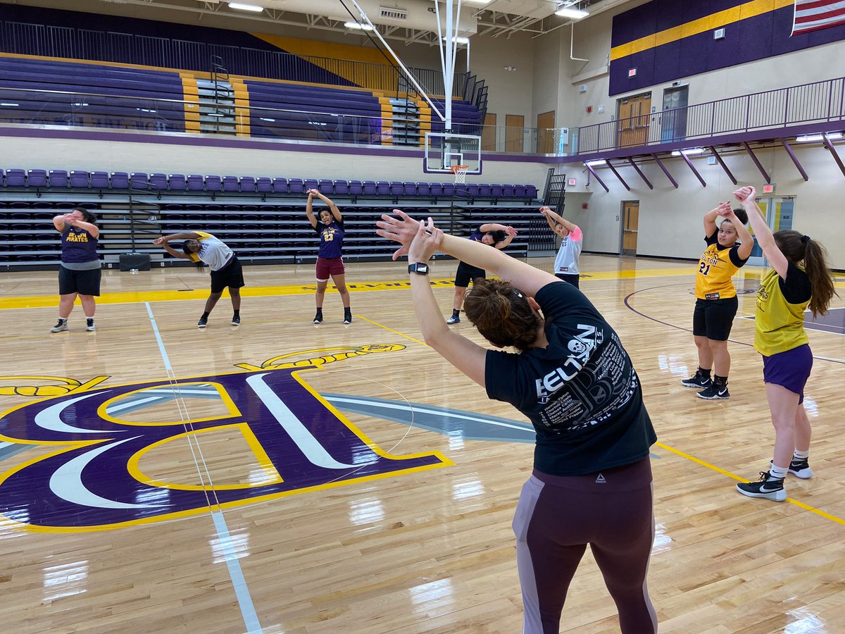 MsErinATC's tweet photo. Stretching with Ms. Erin! This has become a post season tradition for our girls basketball team. As athletic trainers we help our patients recover and prepare for the next game. #NATM2020 #HealthCareThroughAction #CaringInTheCommunity #BRMCsportsmedicine #Proud2BPirates https://t.co/WzlVeFknUS