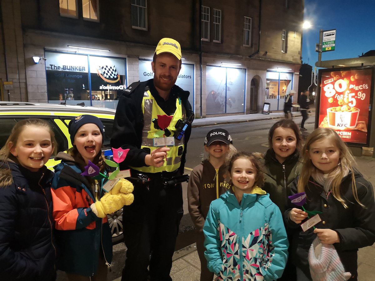 PSOSTayside's tweet photo. Perth Community Team's PC Jamie Marshall bumped into the 20th Perth Brownies on Tuesday evening - the girls were handing out homemade flowers on South Street, Perth, with personal messages to 'keep you smiling the whole week through'. It certainly made us smile! https://t.co/SJVkB6LSZM
