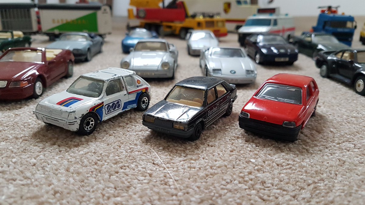 MttRbnsn's tweet photo. - there's a strange collection of prestige '80s and '90s cars in here;
- and three wonderful little Frenchies;
- garage intact on Siku DAF;
#boxtwo https://t.co/yxbPCeNTE9