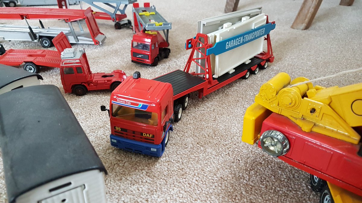 MttRbnsn's tweet photo. - there's a strange collection of prestige '80s and '90s cars in here;
- and three wonderful little Frenchies;
- garage intact on Siku DAF;
#boxtwo https://t.co/yxbPCeNTE9