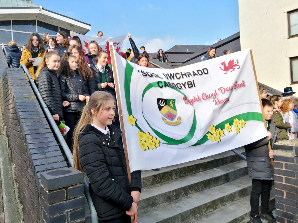 cymraegcaergybi's tweet photo. Llongyfarchiadau mawr i bawb yn ardal #Caergybi wedi dathliadau Gŵyl Dewi heddiw.

Diolch hefyd i'r disgyblion am fod yn rhan o'r dathliadau. @Y_U_Caergybi

#Cymru #Cymraeg #DewiSant https://t.co/ORvg8MNPN1
