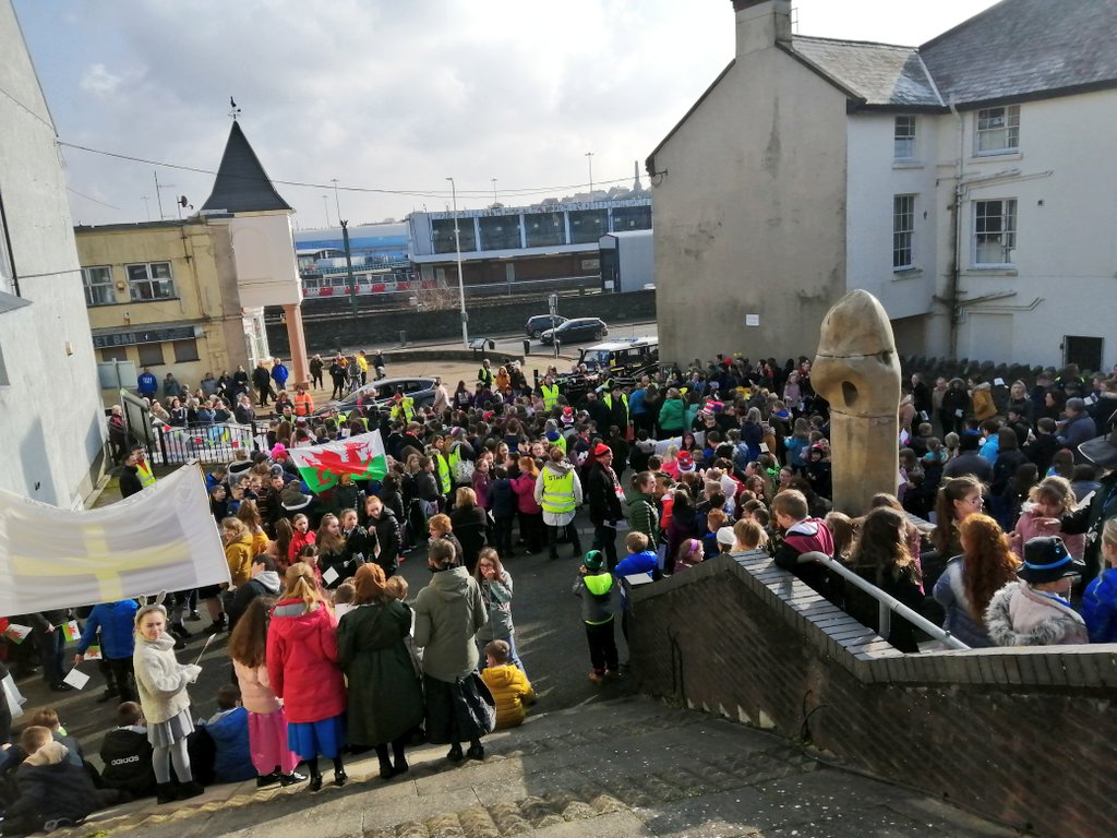 cymraegcaergybi's tweet photo. Llongyfarchiadau mawr i bawb yn ardal #Caergybi wedi dathliadau Gŵyl Dewi heddiw.

Diolch hefyd i'r disgyblion am fod yn rhan o'r dathliadau. @Y_U_Caergybi

#Cymru #Cymraeg #DewiSant https://t.co/ORvg8MNPN1