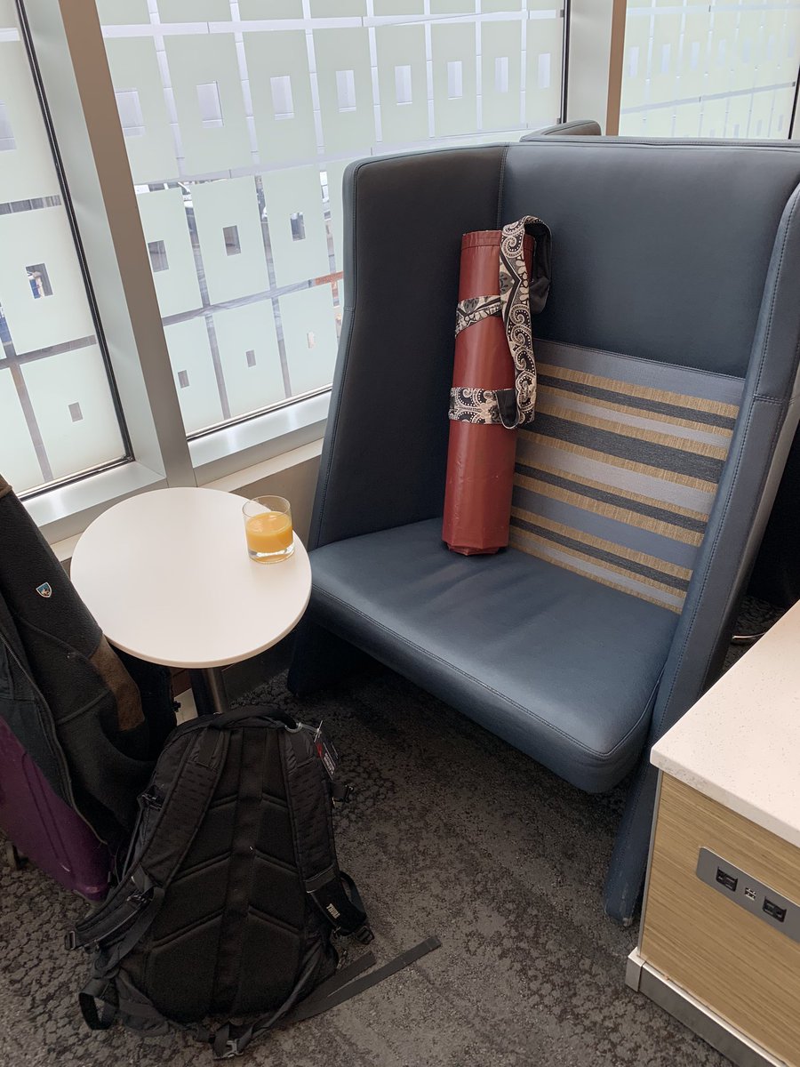 Rads1663's tweet image. UMD Bulldog LAX banner enjoying a little preflight cocktail in the Delta Skyclub on the way to Nashville! Nothing but luxury for the Bulldog Banner!!!   #duluthlacrosse