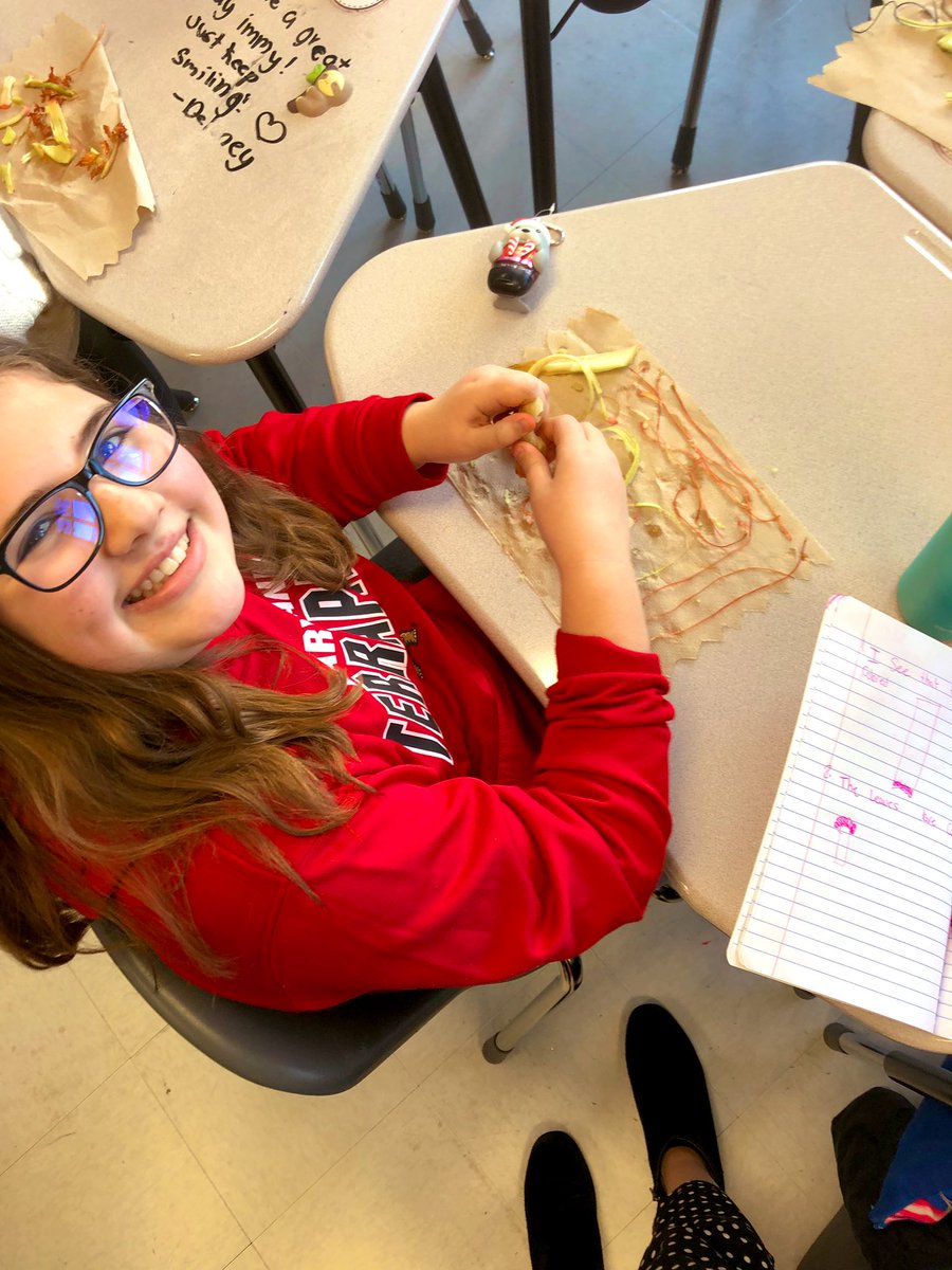 Today we learned about the insides of a vascular plant through an authentic hands-on experience! We loved being vascular surgeons! <a href="/GoshenPostES/">Goshen Post ES</a> #gogpgators #lcps20 #collaborgators