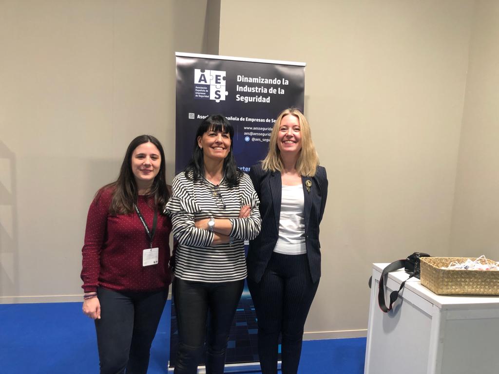 cuadernosdeseg's tweet photo. ¡Seguimos compartiendo buenos momento con amigos de Cuadernos de Seguridad en #SICUR2020! 😊Os esperamos en Security Forum, enmarcado de #PLATAFORMADENEGOCIO20 👉https://t.co/re6AkaQhC3 https://t.co/uhrhDzrV9Q