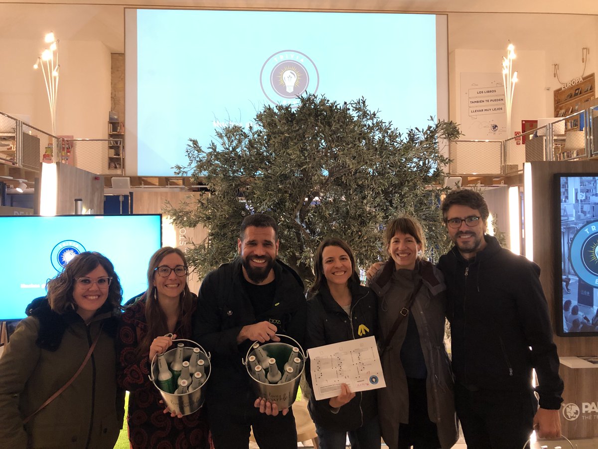 PangeaES's tweet photo. Ayer fue la gran final de nuestra PANGEA Quiz League en #PANGEABCN, una liga con la que hemos disfrutado mucho a lo largo de los últimos 6 meses. 😀
Enhorabuena al equipo ganador que se lleva el premio: ¡un viaje a #Estambul! ¡Y gracias a tod@s los que habéis participado! 😉 https://t.co/eh3cpslH0h
