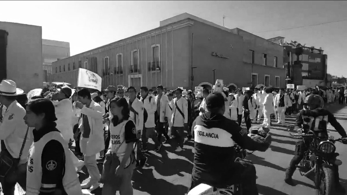 QuintaMam's tweet photo. “Muchachas de mini con sus jóvenes piernas quemadas por el sol, maestros sin corbata, muchachos con el suéter amarrado a la cintura, al cuello; vienen con esa loca alegría que se siente al caminar juntos en esta calle, nuestra calle”: E. Poniatowska. #MegaMarchaUniversitaria https://t.co/PKCZcLeJeD