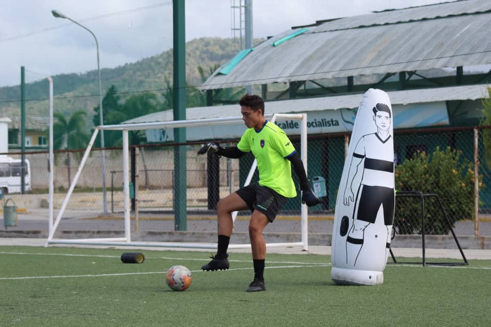la_academiapc's tweet photo. #ReservaFUTVE | 🥅👐⚽
Cada vez estamos más listos para afrontar la Temporada 2020 del Torneo Reserva🔥.
#GuerrerosDelFortín
#VamosAcademia #SomosPasión💙🧡
#SomosDiferentes #ReservaFUTVE https://t.co/Rl3JkdWi2E