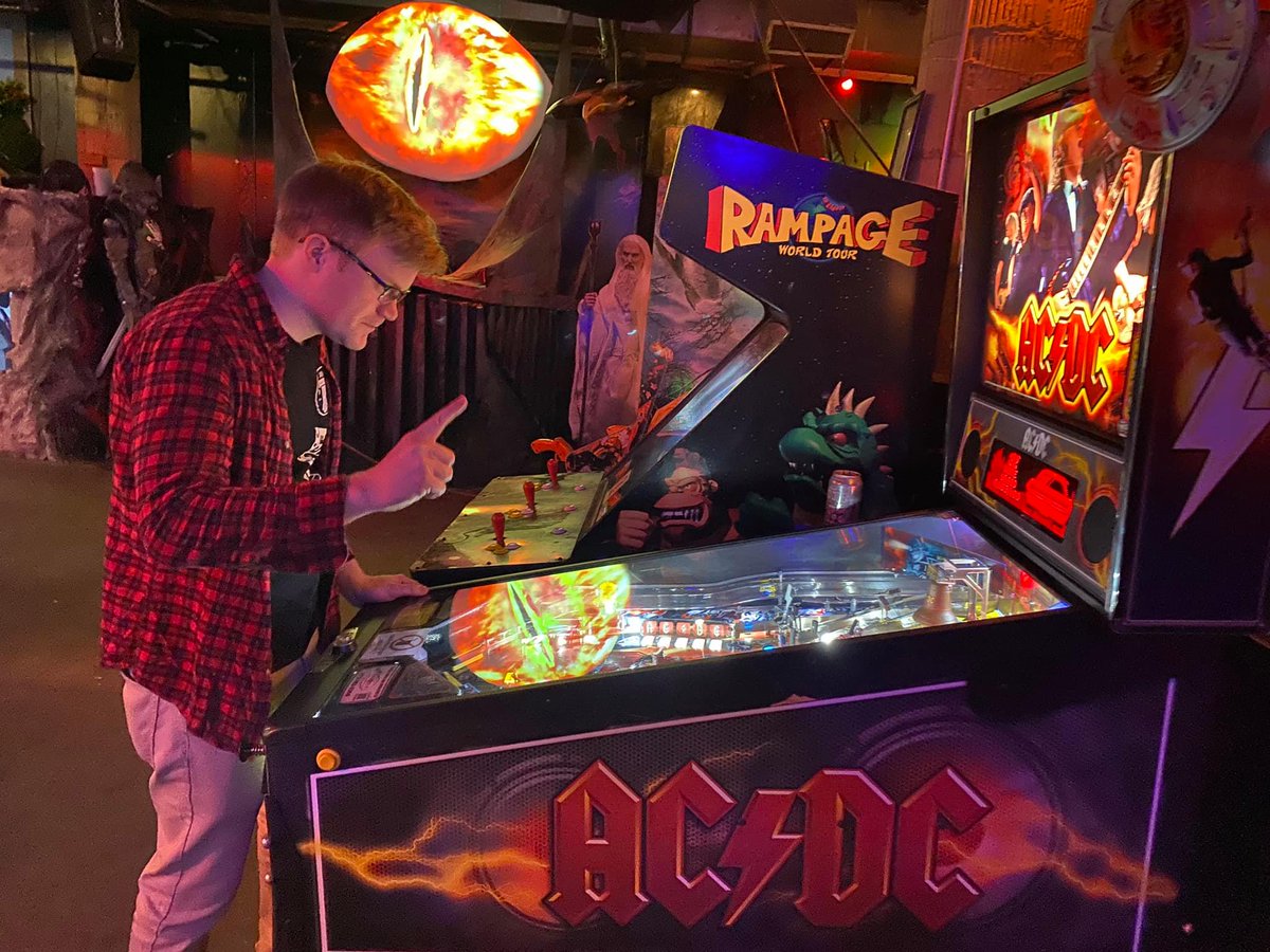 JJackPro's tweet photo. JJack Productions hangs out in Mordor!

Our team had a blast doing some team building exercises at Replay Lincoln Park Barcade! They had a wizards pop up bar that was pretty awesome!

Go Chicago film teams! # #productions #video #shooting #film #videoproduction #animation #replay https://t.co/OKLfqQJvFE