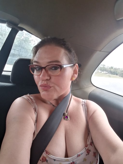 Backseat cruising fun, with my Homies!!  (No hat?) https://t.co/jwuueL7RxJ