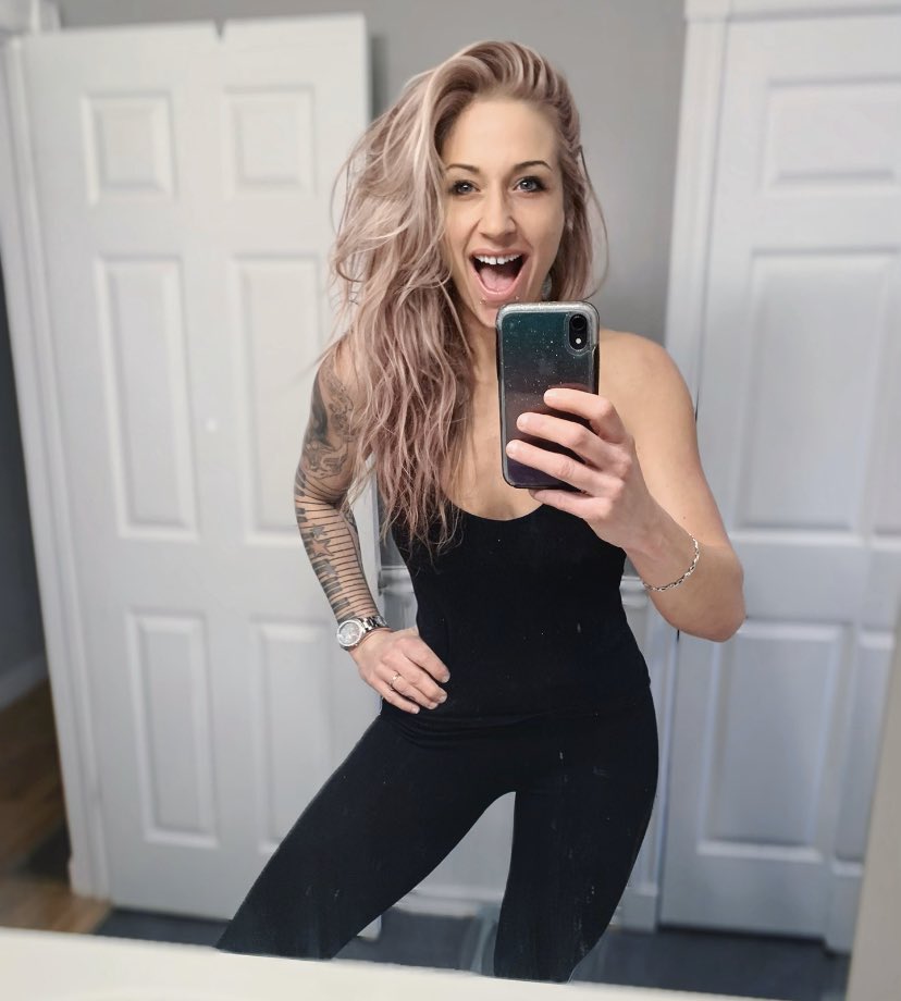 Hey you 🤗 : 𝐒𝐭𝐨𝐩 trying to make yourself progress by putting yourself down.  Your words are mighty &amp; when you use them negatively your using your superpower against yourself.   #fitnesmotivation #fitgirls #fitnesswomen #weightloss #girlswholift #girlswhosquat #fitnessgirls