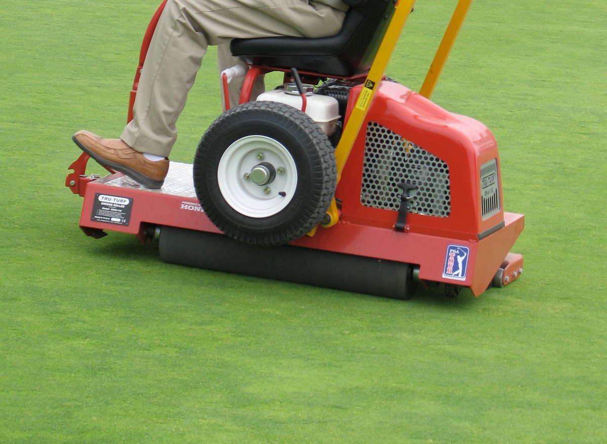 GCM_Magazine's tweet photo. These top 10 reasons to lightweight-roll your greens — decreased disease incidence, better turf establishment and more — will have you ready to roll: https://t.co/Cphd9XhqZR. #GCMRewind https://t.co/O66yNPpUJW