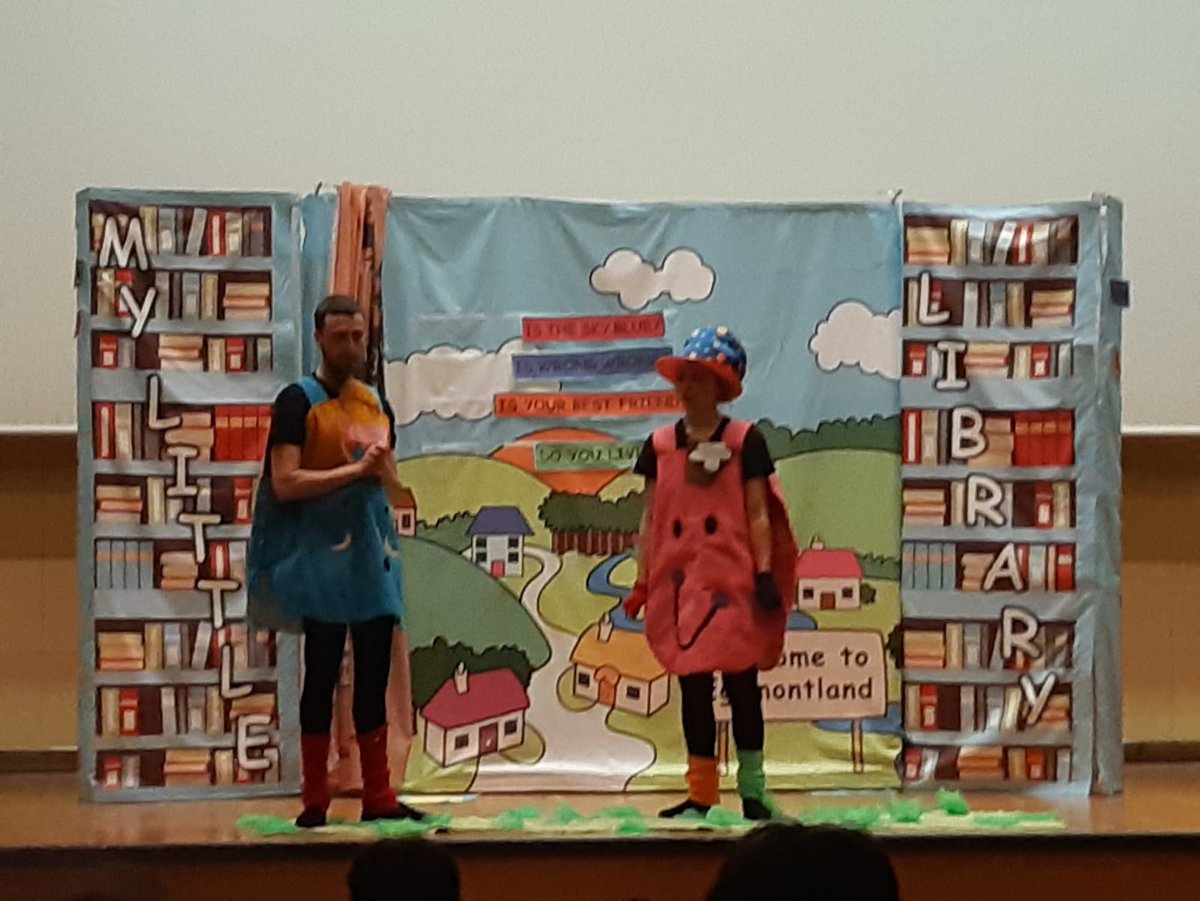 Colegiotrescas3's tweet photo. Hoy hemos tenido representaciones de teatro en inglés. FORUM THEATRE  and EDUCATION han representado para 1°,2° y 3° "My little library". Los alumnos de 4°,5° y 6° hemos visto "The new little pince" https://t.co/HKHrMX9vaa
