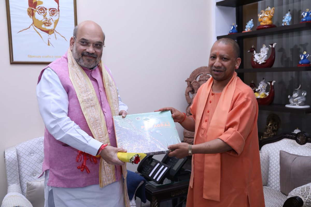मुख्यमंत्री श्री <a href="/myogiadityanath/">Yogi Adityanath</a> जी ने आज माननीय गृहमंत्री श्री <a href="/AmitShah/">Amit Shah</a> जी से उनके नई दिल्ली स्थित आवास पर शिष्टाचार भेंट की।
