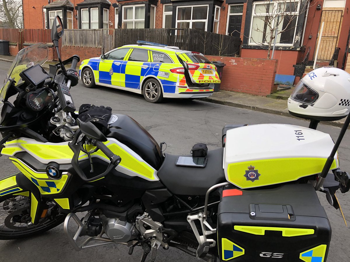 WYP_RPU's tweet photo. Team work in action, officers from Leeds district executing a warrant in Beeston supported by @WYPDogs during the search, then @WYP_RPU assist using @WYP_DigitalPol fingerprint tech to identify offenders https://t.co/8wZJ3gibJ5