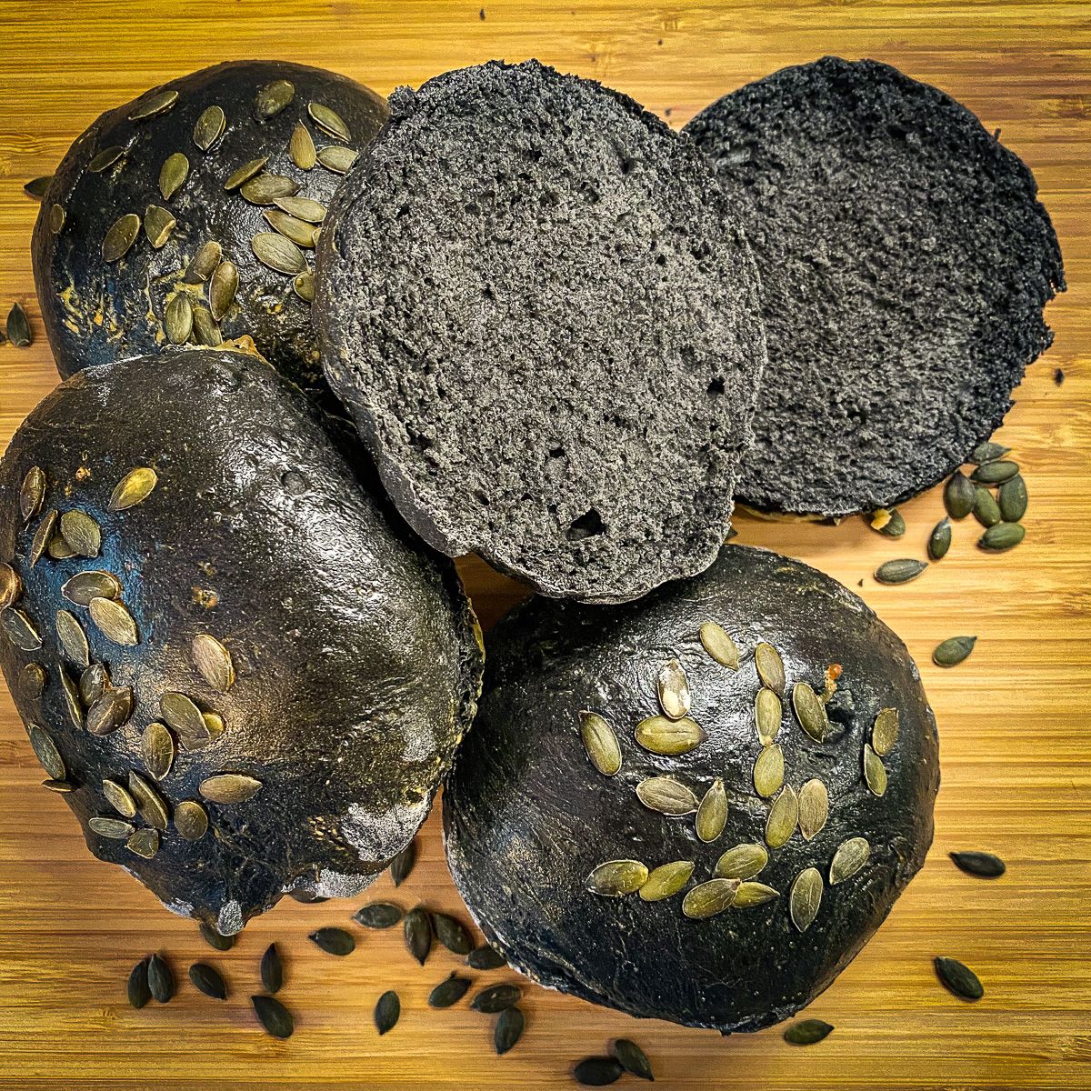 jessekitchen's tweet photo. #Burger #Black #Buns 
Make your burger classy and sassy!
⚫️ ⚫️ Black buns for unique revisited burgers.
👉 https://t.co/0BYWJPC6p0

#Recipe #easyrecipes #Cooking⠀
#recipeblog #easyrecipe #cookingblog #charcoal https://t.co/yxzV4W2G0R