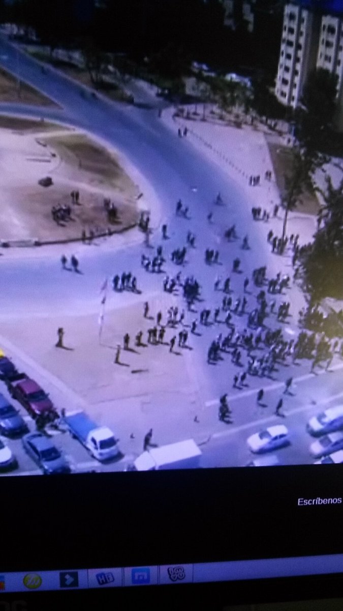 _Draako's tweet photo. Hasta cuando la ciudad se tiene que paralizar la ciudad completa  por un puñado de Giles que sales a webiar por qué no tienen nada que hacer , dónde está @Carabdechile  @sebastianpinera @gblumel terminen con este webeo ahora. https://t.co/uKcTOUr9pc