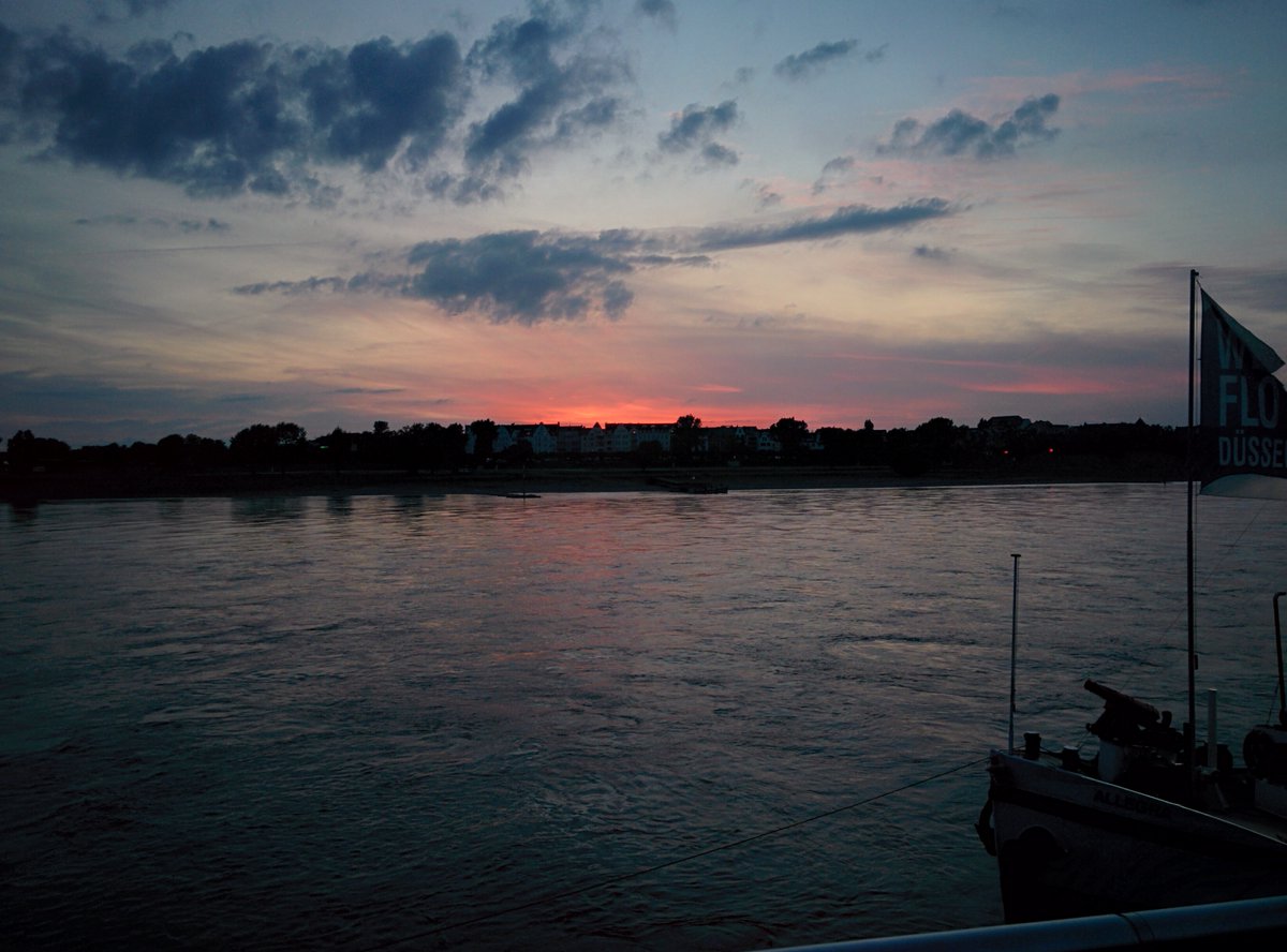 DusseldorfGuide's tweet photo. Sunset on the Rhine 💗
#Dusseldorf #Rhine #river #sunset https://t.co/a6K5Wcbnal