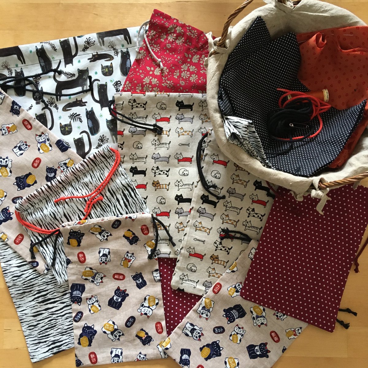 Nous proposons dans la boutique Ki-Kazh des sacs à vracs de 3 dimensions possbles :
petit : 21*14 cm
moyen : 25*17 cm
grand : 36*29 cm
Merci à la bénévole qui a donné de son temps pour faire ces beaux sacs dont le prix sera entièrement reversé à l'asso.