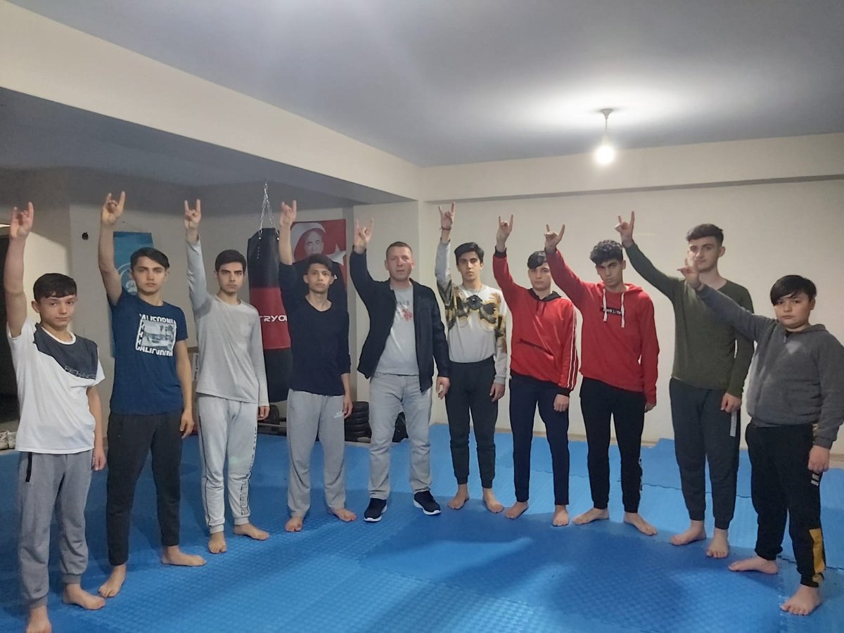 esenyurtocak34's tweet photo. Esenyurt Ülkü Ocakları olarak, Şehit Fırat Yılmaz ÇAKIROĞLU spor salonunda "Kick Boks" kursunun 2. Dersini gerçekleştirdik. https://t.co/IXywkVX6fg