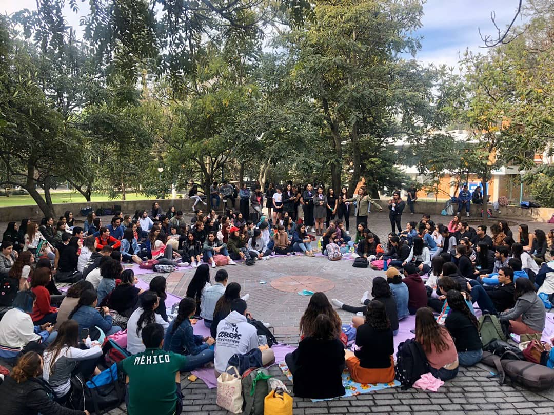 ZonaDocs's tweet image. Comienza paro activo convocado por la colectiva feminista @lavandafem dentro del @ITESO

Por lo menos, 70 estudiantes y algunas profesoras asisten al picnic de bienvenida mixto donde comparten ideas y preguntas acerca del movimiento.

Cobertura @MariferLattuada
