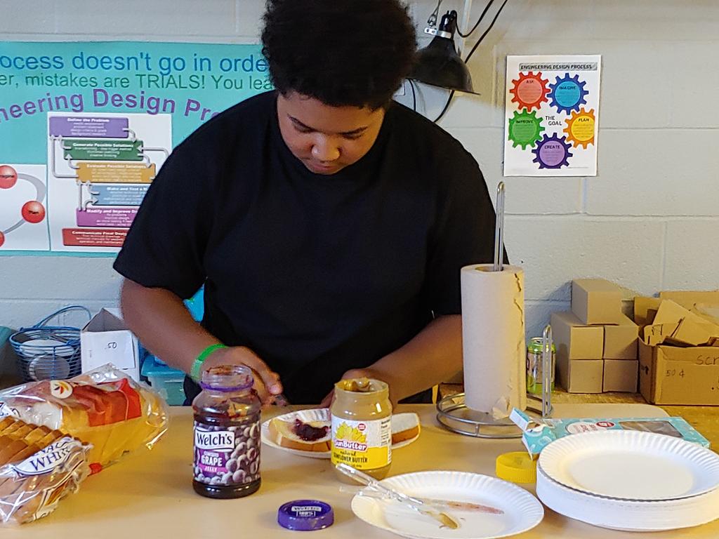 KKrawczyk4STEM's tweet image. How to make a seed butter and jelly sandwich #decomposition #algorithmicthinking #soft skills #STEMfun