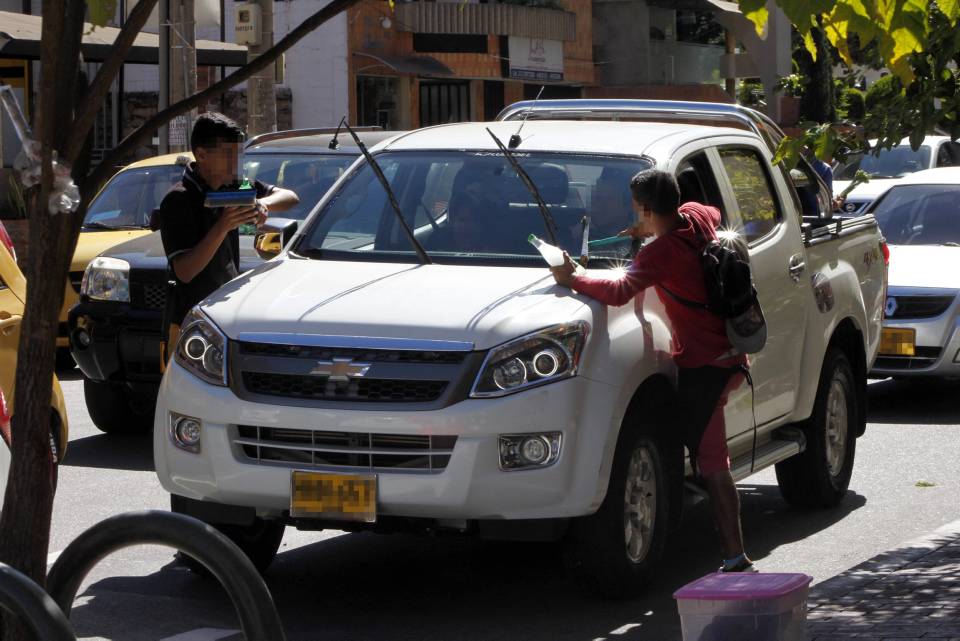 GenteCabecera's tweet photo. Esperar el cambio de semáforo en #Bucaramanga se convirtió en todo "un dolor de cabeza" para los conductores quienes denuncian abusos por parte de los limpiavidrios en diferentes puntos de la ciudad. 
➡️ https://t.co/hMj2RnALfl. https://t.co/Hbu5ZdTkIj