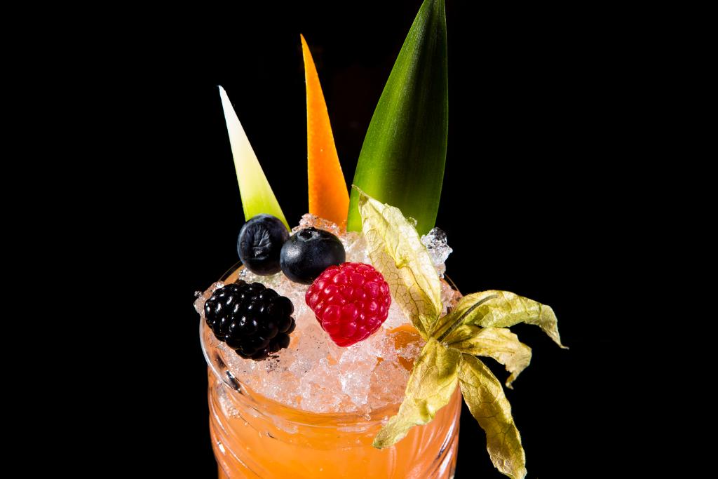 As the evening arrives, come and add a modern twist to the traditional aperitif hour: taste our Sparkling Cocktails, an explosion of flavour and colour. 

#lepopcocktailbar #LMSparkling  #cocktails #cocteles #barcelona