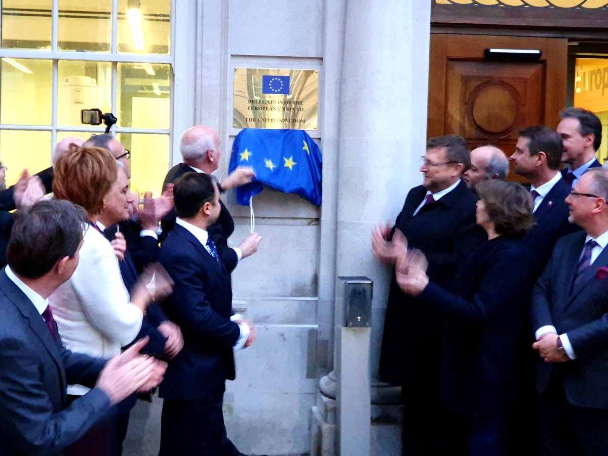 EUdelegationUK's tweet image. #ThrowbackThursday 
🇪🇺 One month ago the EU Delegation to the UK 🇬🇧 was opened by Ambassador @ValedeAlmeidaEU &amp;amp; EU27 Ambassadors. #EUunity #NewBeginnings 🇪🇺🇬🇧